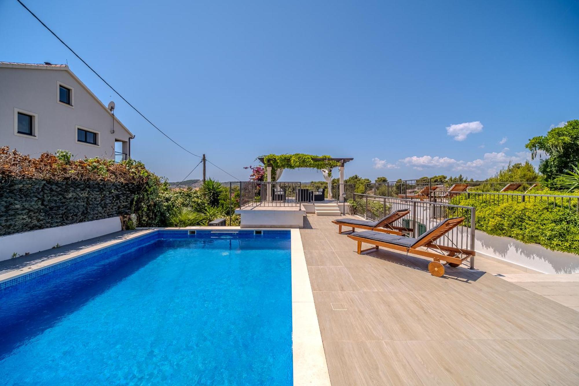 Villa Julia With Heated Pool, Ideal For Large Groups Милна Экстерьер фото
