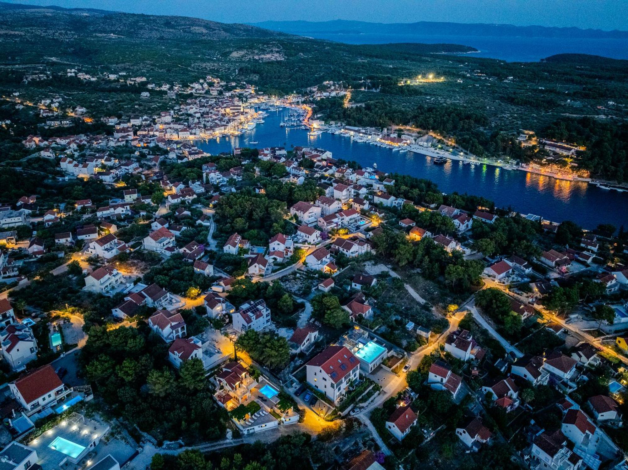Villa Julia With Heated Pool, Ideal For Large Groups Милна Экстерьер фото