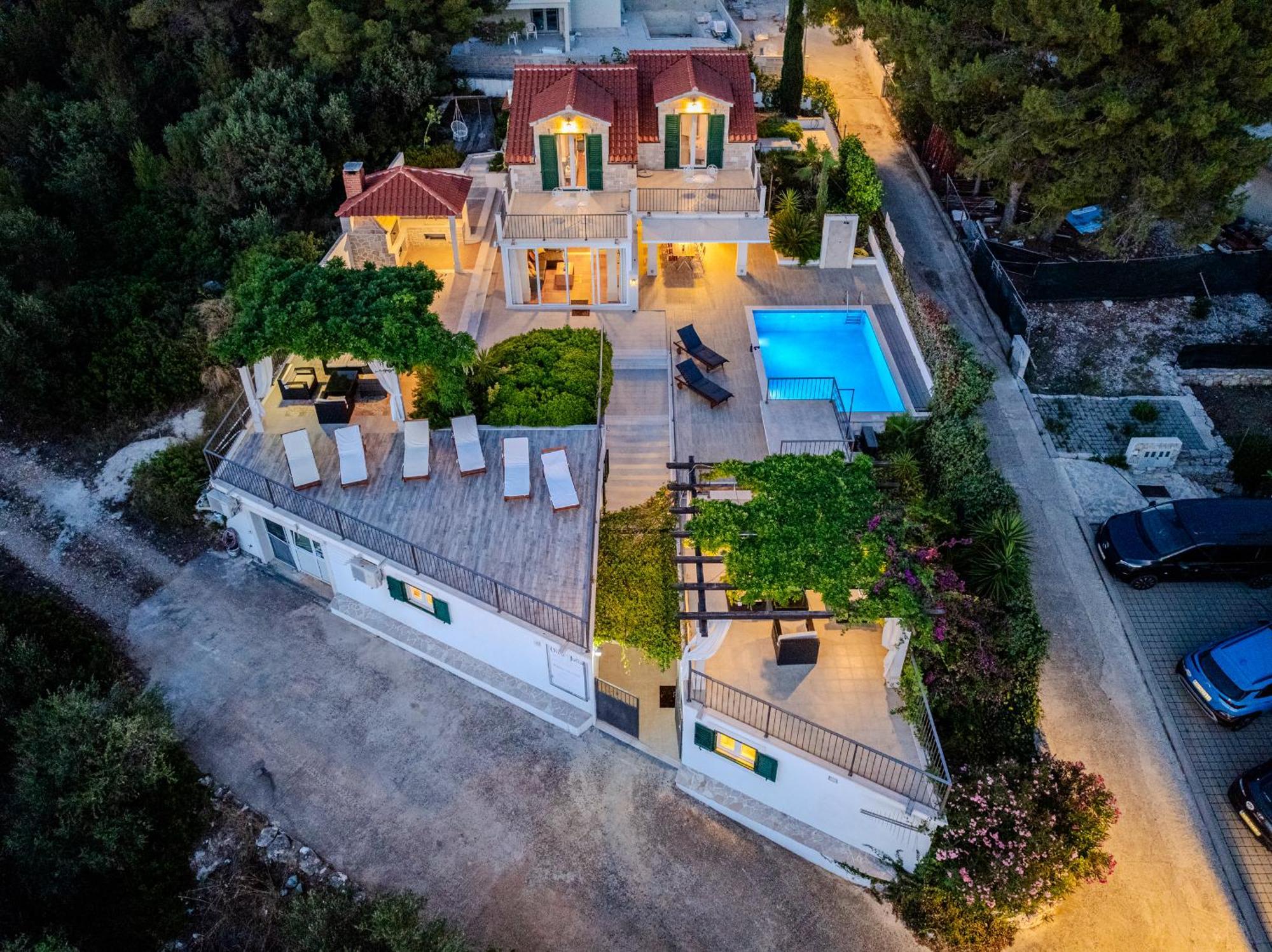 Villa Julia With Heated Pool, Ideal For Large Groups Милна Экстерьер фото