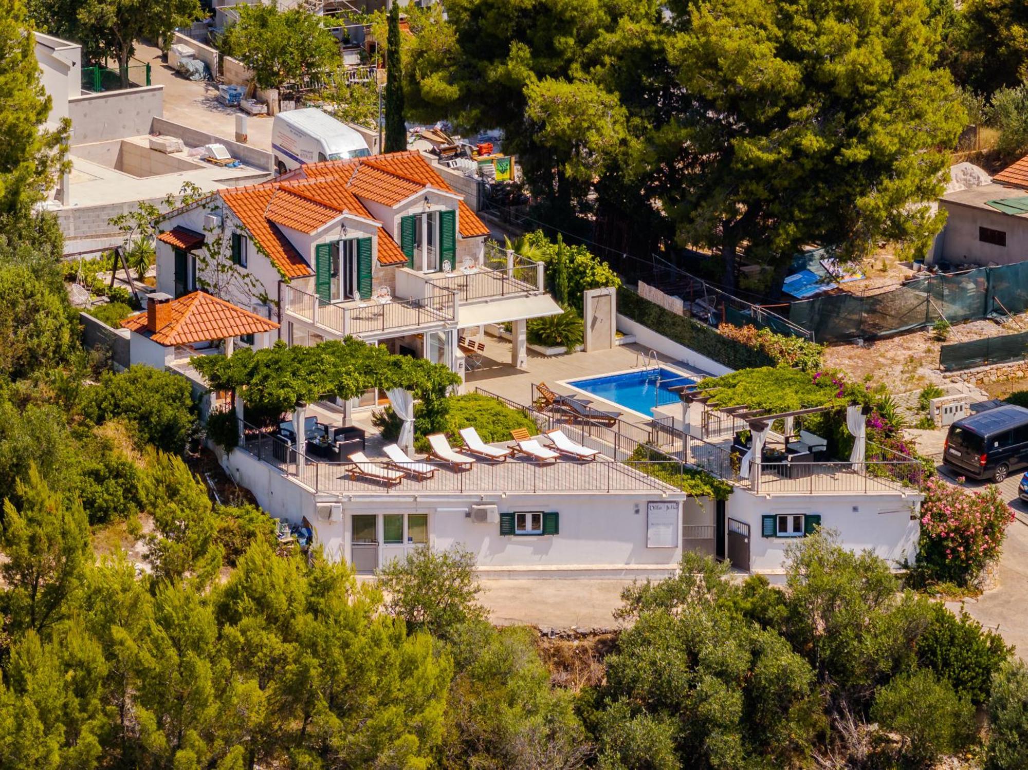 Villa Julia With Heated Pool, Ideal For Large Groups Милна Экстерьер фото
