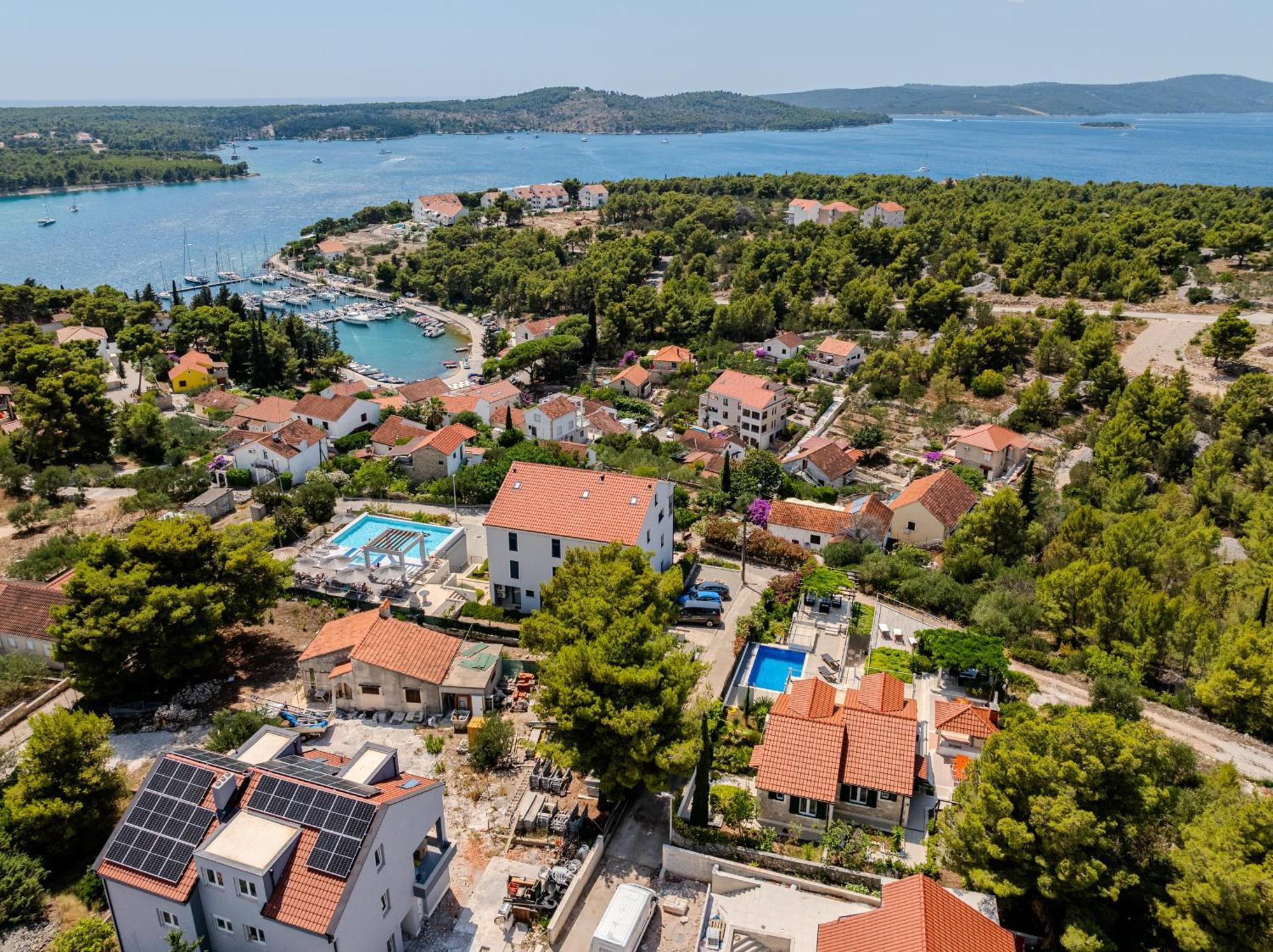 Villa Julia With Heated Pool, Ideal For Large Groups Милна Экстерьер фото