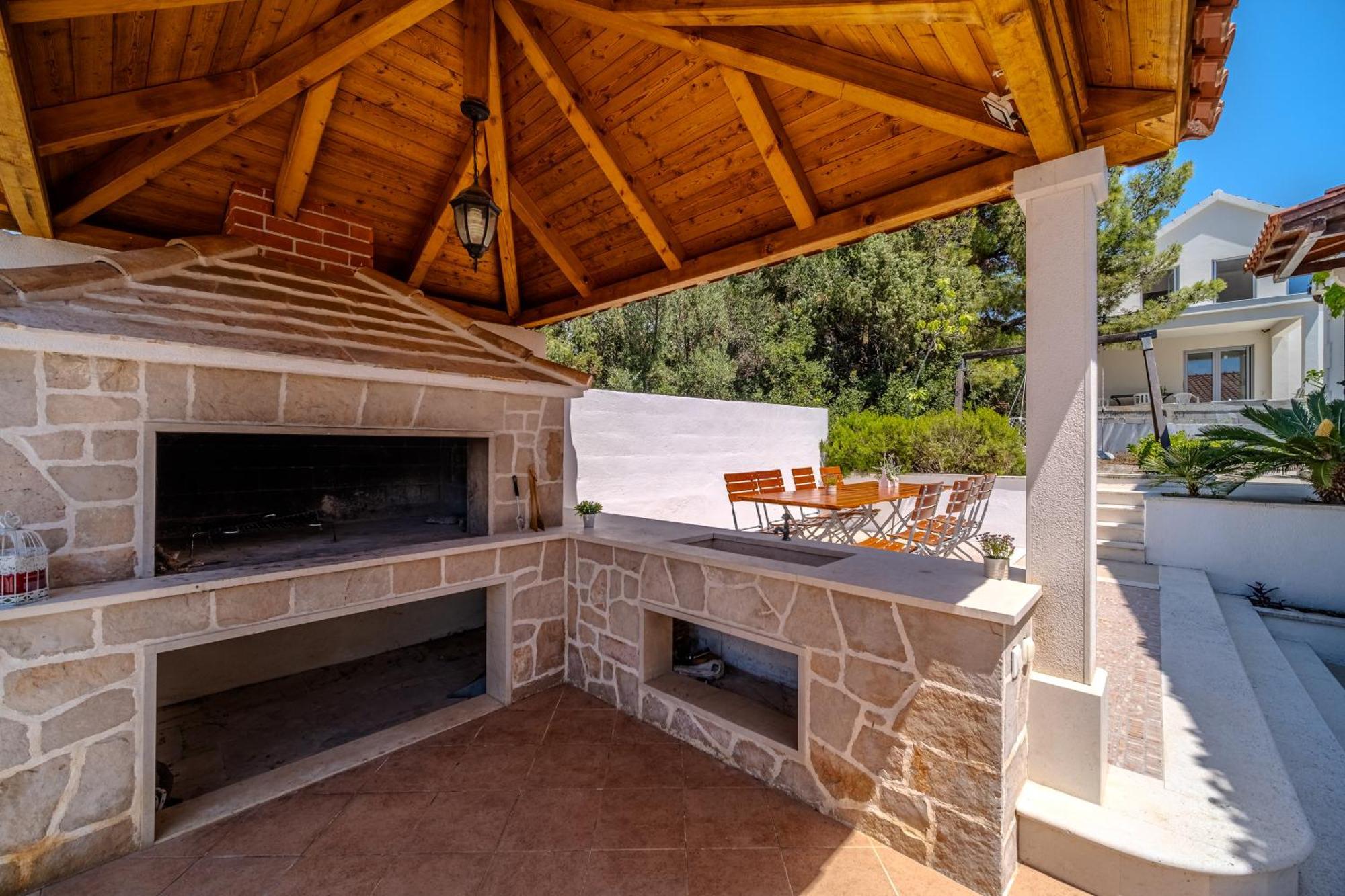 Villa Julia With Heated Pool, Ideal For Large Groups Милна Экстерьер фото