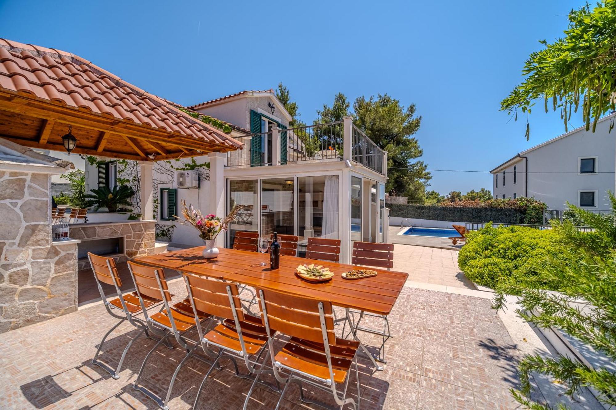 Villa Julia With Heated Pool, Ideal For Large Groups Милна Экстерьер фото
