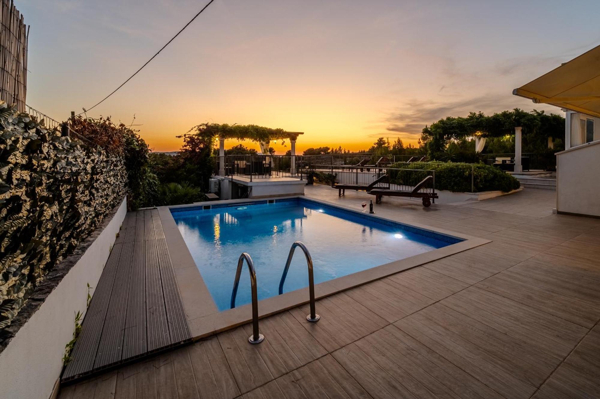 Villa Julia With Heated Pool, Ideal For Large Groups Милна Экстерьер фото