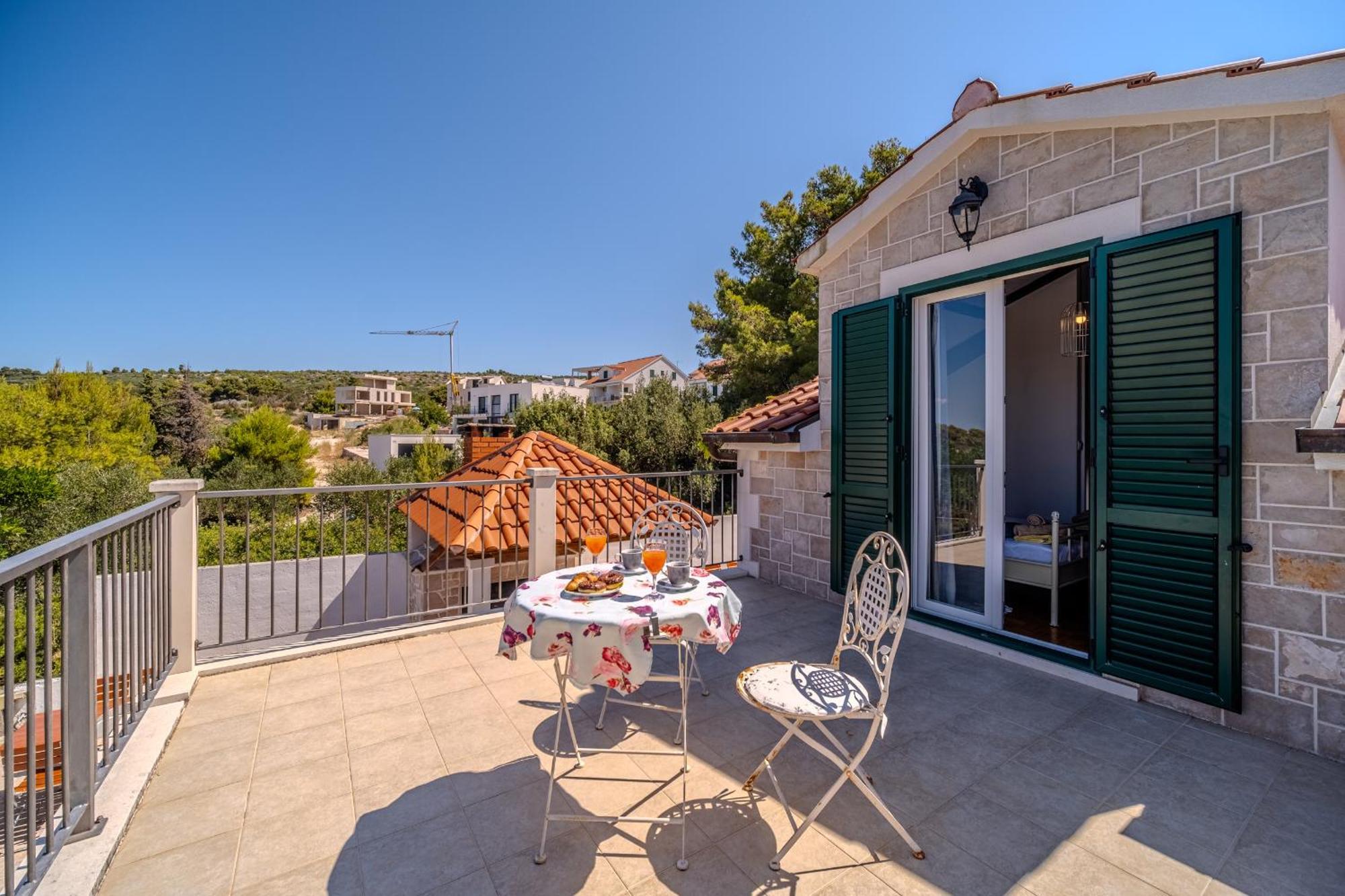 Villa Julia With Heated Pool, Ideal For Large Groups Милна Экстерьер фото