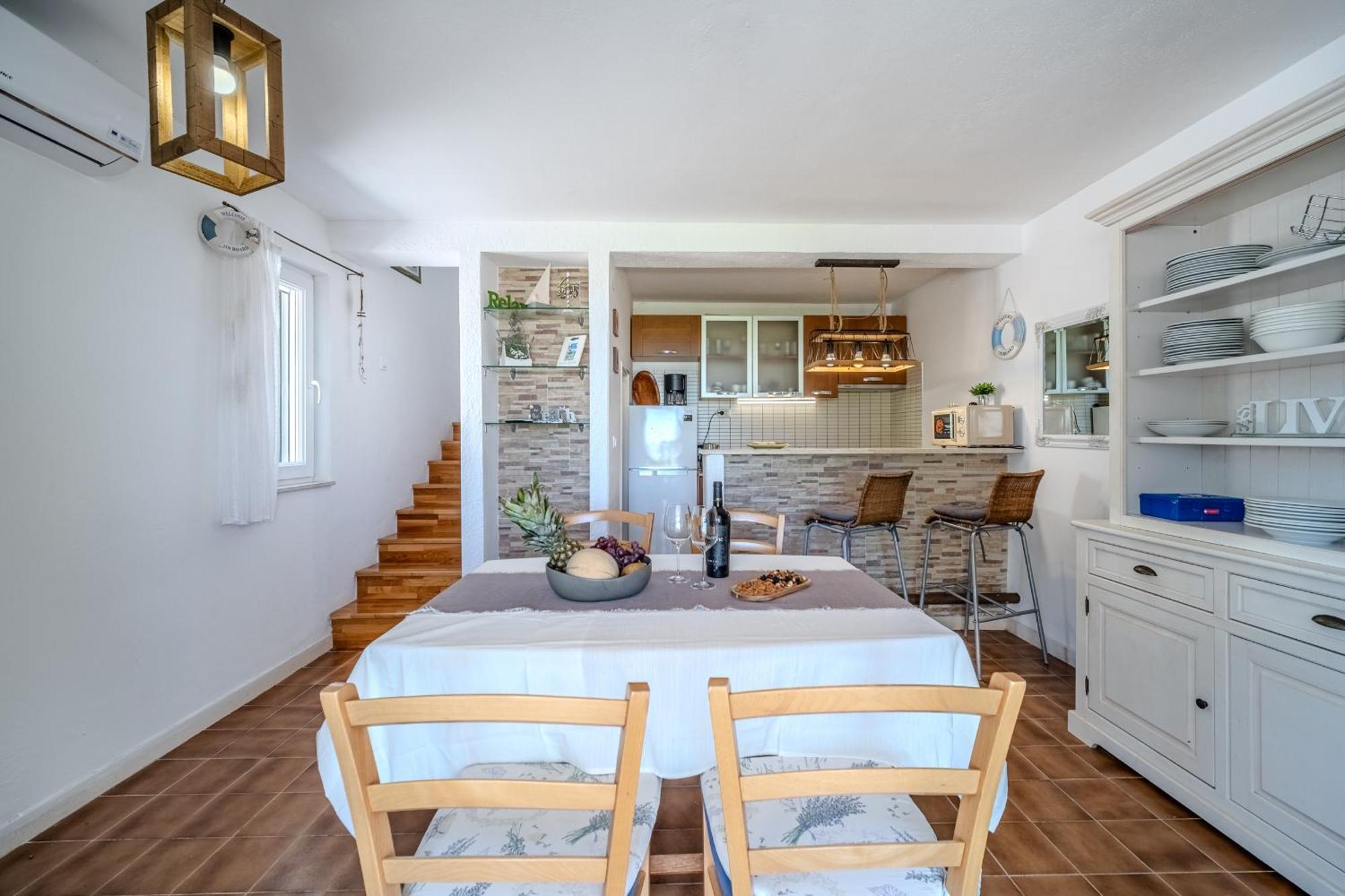 Villa Julia With Heated Pool, Ideal For Large Groups Милна Экстерьер фото