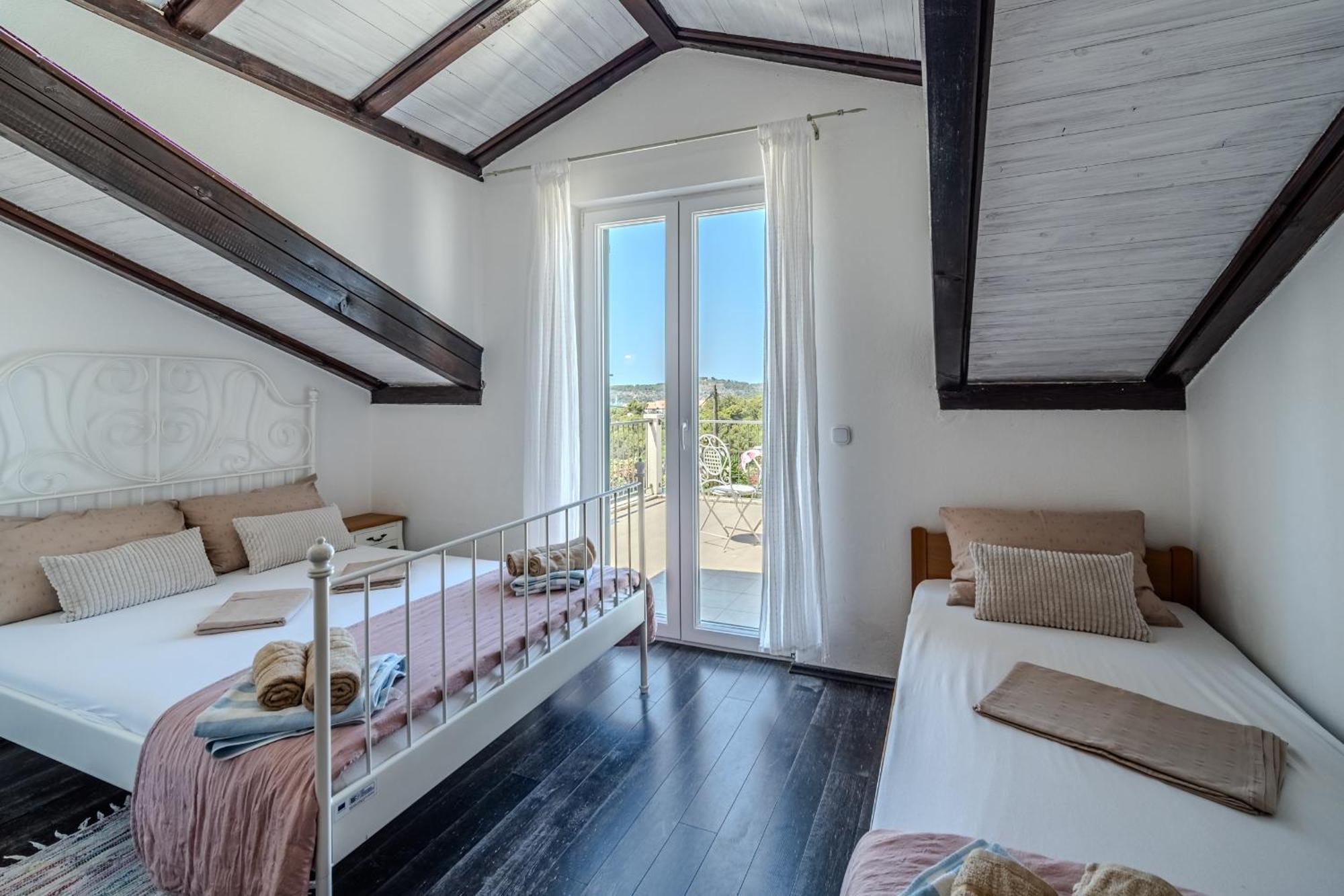 Villa Julia With Heated Pool, Ideal For Large Groups Милна Экстерьер фото